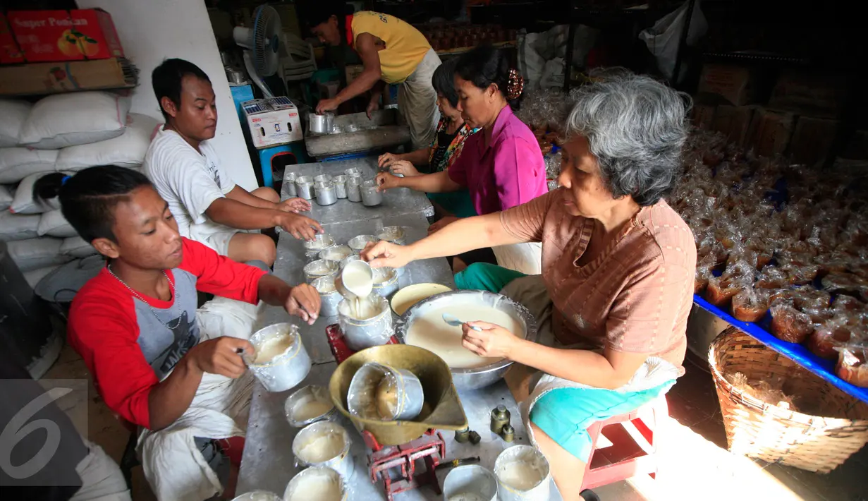 Pengrajin menimbang  adonan kue keranjang ke cetakan di industri kue keranjang rumahan di Yogyakarta, (22/1). Kue keranjang disini dijual dengan harga Rp. 33.000 per kilogram. (Boy Harjanto)