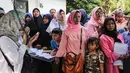 Sejumlah ibu dan anak menunggu panggilan untuk pembuatan Kartu Identitas Anak (KIA) di Pondok Aren, Tangerang Selatan, Jumat (16/11). Pembuatan KIA ini dalam rangka HUT ke-10 Kota Tangerang Selatan. (Liputan6.com/Fery Pradolo)