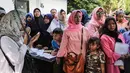 Sejumlah ibu dan anak menunggu panggilan untuk pembuatan Kartu Identitas Anak (KIA) di Pondok Aren, Tangerang Selatan, Jumat (16/11). Pembuatan KIA ini dalam rangka HUT ke-10 Kota Tangerang Selatan. (Liputan6.com/Fery Pradolo)