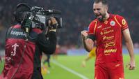 Selebrasi emosional bek Persija Jakarta, Jordi Amat usai mencetak gol lewat tendangan jarak jauh ke gawang Bhayangkara FC dalam laga tunda pekan ke-8 BRI Super League 2025/2026 di Stadion Utama Gelora Bung Karno, Jakarta, Senin (29/12/2025) malam. (Bola.com/M. Iqbal Ichsan).