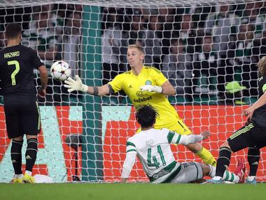 Pemain Real Madrid Luka Modric (kanan) mencetak gol gawang Celtic pada pertandingan sepak bola Grup F Liga Champions di Celtic Park, Glasgow, Skotlandia, 6 September 2022. Real Madrid mengalahkan Celtic dengan skor 3-0. (AP Photo/Scott Heppell)