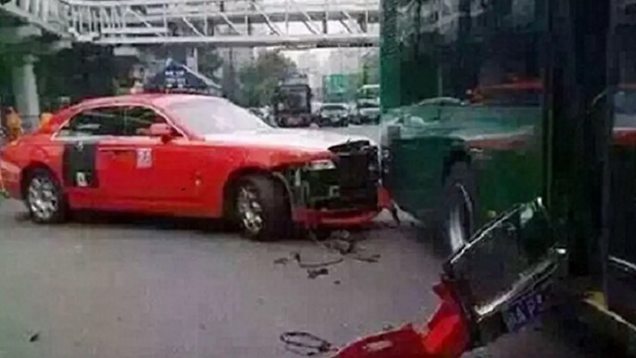 Rolls Royce Nabrak Bus, Psy 'Gangnam Style' Minta Jalur Damai