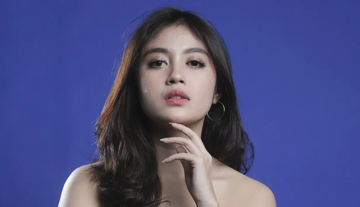 Nabilah Ayu ex JKT 48 berpose saat sesi foto bersama tim Kapanlagi di Studio KLY, Jakarta, Kamis (20/12). Kunjungan ini dilakukan dalam rangka promo film Mata Batin 2. (Kapanlagi/Budi Santoso)