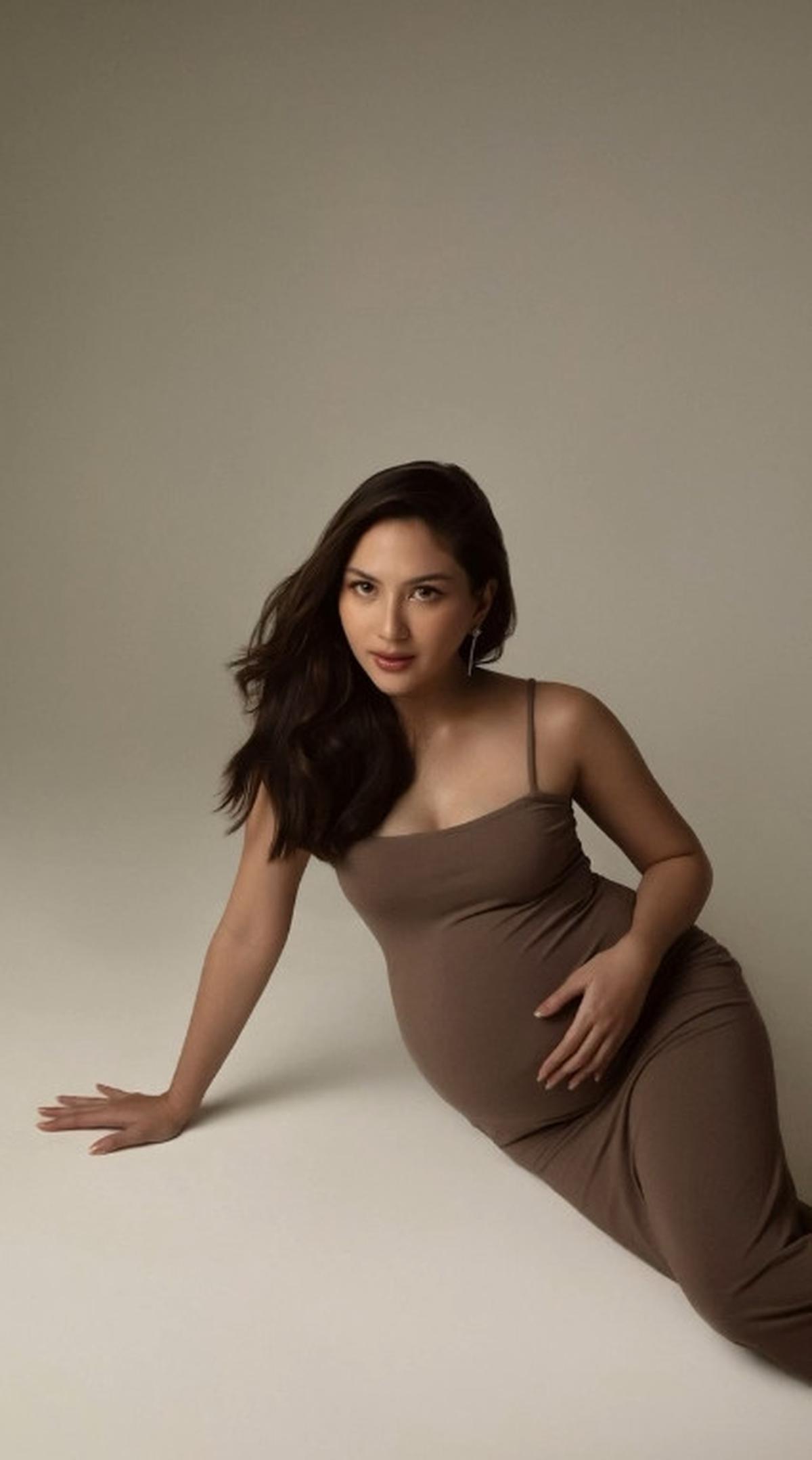 Sebagai ibu hamil, kecantikan Jessica semakin bersinar, wajahnya bercahaya dan memesona, ditambah dengan gaun yang membuatnya semakin memikat.
