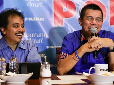 Mantan Menpora Roy Suryo (kiri) dan Wakil Ketua PSSI Hinca Pandjaitan menjadi pembicara dalam diskusi "Alangkah Lucunya Sepak Bola Kita" di Jakarta, Sabtu (27/2). Kemenpora mengaku serius ingin mencabut pembekuan terhadap PSSI. (Liputan6.com/Yoppy Renato)