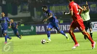 Gelandang Persib, Michael Essien berusaha membawa bola saat berhadapan dengan Arema FC pada laga perdana Liga 1 2017 di Stadion Gelora Bandung Lautan Api, Sabtu (15/4). Persib bermain imbang atas Arema FC dengan skor 0-0. (Liputan6.com/Yoppy Renato)