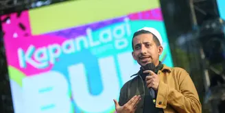 Habib Husein Ja'far menggunakan pakaian simple ala anak muda dengan turtleneck hitam, celana dan outer berwarna coklat. Tak lupa, dia juga memakai peci.