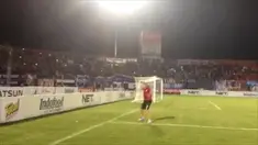Miromir Seslija merayakan kemenangan atas Persib Bandung dengan berjoget ke arah Aremania yang berada di tribun penonton. Arema menang 1-0 atas Persib Bandung dalam Bali Island Cup 2016 di Stadion I Wayan Dipta, Gianyar, Bali, Selasa (23/2/2016) WIB