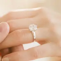 Pernah gak sih kamu bertanya, kenapa cincin pernikahan letaknya di jari manis? Kenapa gak di jempol? Ini jawabannya.