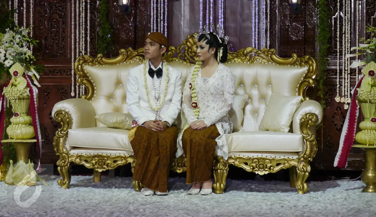 Pasangan Gibran Rakabuming Raka dan Selvi Ananda terlihat duduk di kursi pelaminan saat acara resepsi di Graha Saba Buana, Sumber, Solo, Kamis (11/6/2015). (Liputan6.com/Herman Zakharia) 