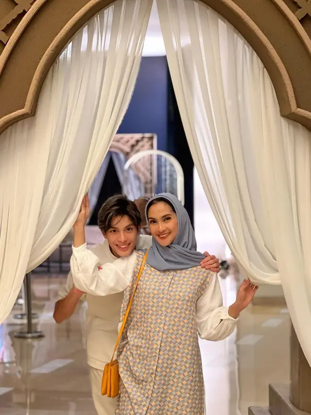 6 Potret Maudy Koesnaedi Bukber Bareng Keluarga, Penampilannya Curi Perhatian
