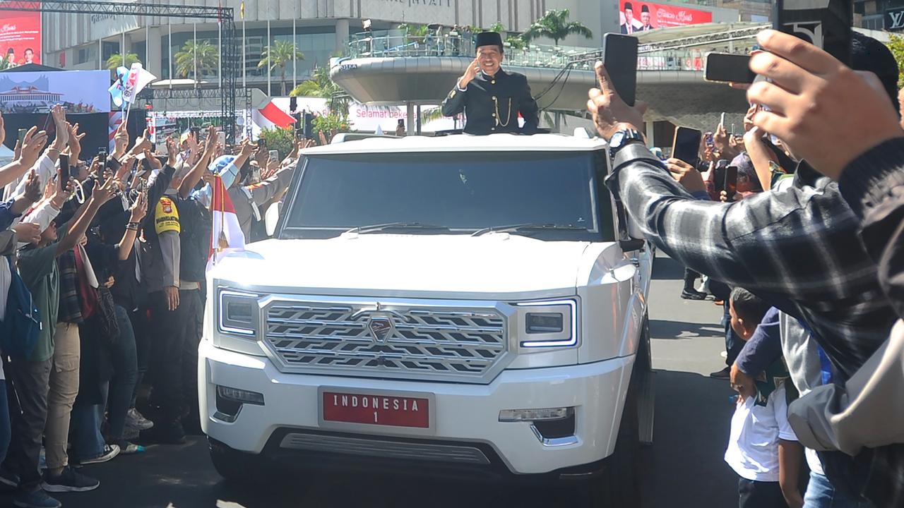 Jokowi menuju Bandara Halim Perdanakusuma naik Maung Garuda putih