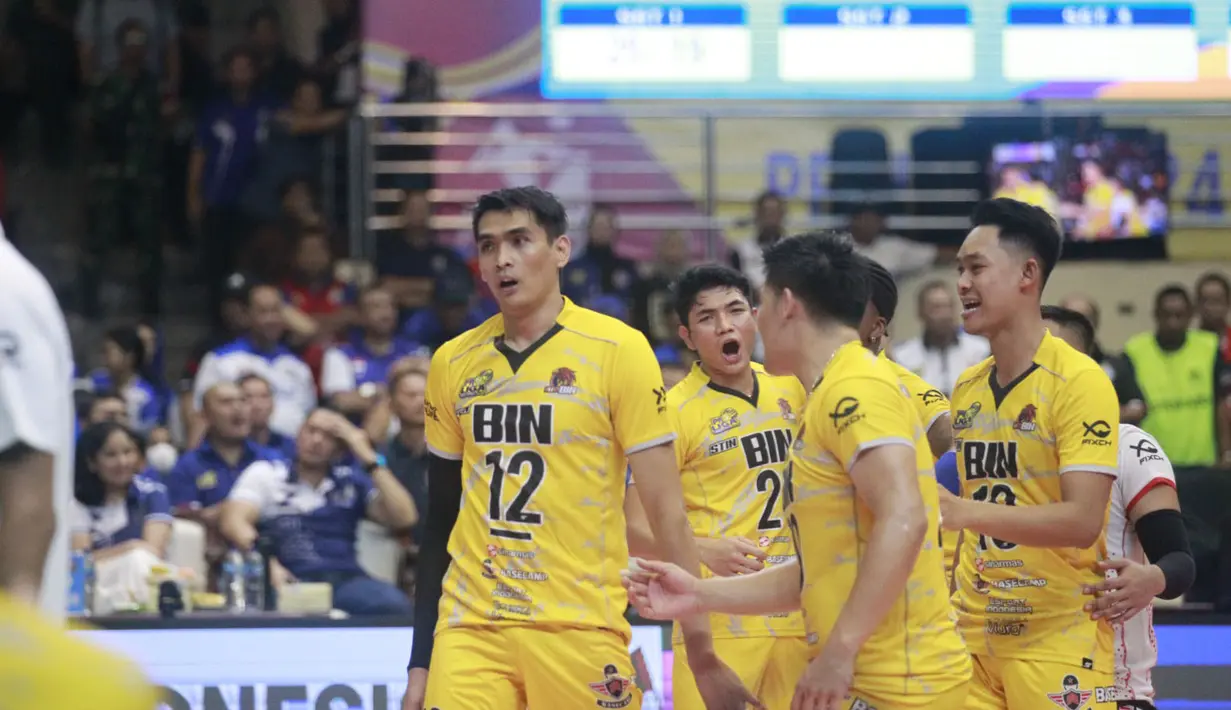 <p>Selebrasi para pemain Jakarta STIN BIN, Rivan Nurmulki (kiri) dkk setelah mencetak angka saat menghadapi Jakarta LavAni Allobank Electric pada laga putaran kedua final four PLN Mobile Proliga 2024 di GOR Jatidiri Semarang, Sabtu (13/7/2024). Jakarta STIN BIN kalah 1-3 (19-25, 25-22, 18-25 dan 17-25). (Dok. PBVSI)</p>