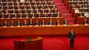 Delegasi bertepuk tangan setelah pidato Presiden China Xi Jinping selama upacara pembukaan Kongres Nasional ke-20 Partai Komunis China yang berkuasa di Aula Besar Rakyat di Beijing, Minggu (16/10/2022). Pemimpin China Xi Jinping memberi isyarat pada hari Minggu bahwa pemerintah akan mempertahankan kebijakan yang bertentangan dengan AS dan negara-negara lain dan memperdalam kontrol Partai Komunis terhadap ekonomi dan masyarakat. (Foto AP/Mark Schiefelbein)