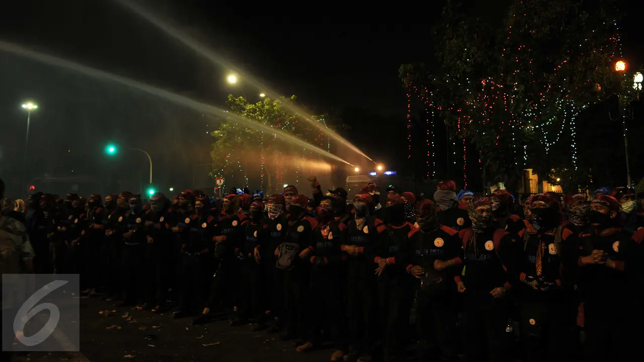 20151029-Demo Tak Kunjung Bubar, Polisi Terpaksa Tembakkan Water Cannon