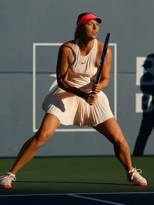 Petenis, Maria Sharapova saat berhadapan dengan petenis, Jennifer Brady pada Bank of the West Classic di Stanford, California (31/7). Sharapova tampil kembali seteah mengalami cedera kaki saat Italia Terbuka di Roma. (AFP Photo/Lachlan Cunningham)