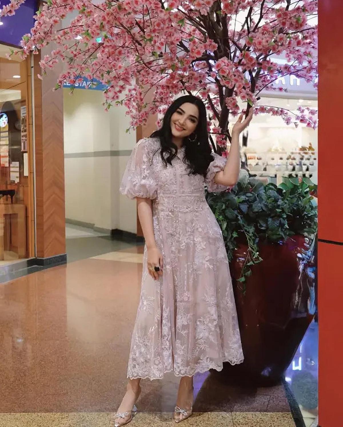 Gaya Elegan Ashanty Pakai Dress Brokat, Tampil Menawan dalam Setiap Momen