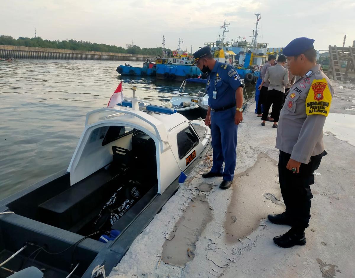 Evakuasi mayat Bigjen TNI anggota BIN di perairan Marunda