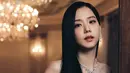 Jisoo BLACKPINK tampil anggun elegan mengenakan strapless dress putih dengan perhiasan mewah ari Cartier. Rambut hitam panjangnya yang lurus dibiarkan tergerai, sedangkan wajahnya dipoles makeup flawless bak goddess. [Foto: Instagram/sooyaaa__]