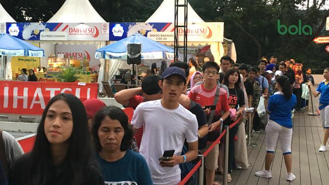 Para penggemar mengantre panjang untuk bisa berfoto dan bersalaman dengan ganda campuran Indonesia, Liliyana Natsir dan Tontowi Ahmad, dalam sesi Meet and Greet di sela-sela Indonesia Masters 2019. (Bola.com/Benediktus Gerendo Pradigdo)