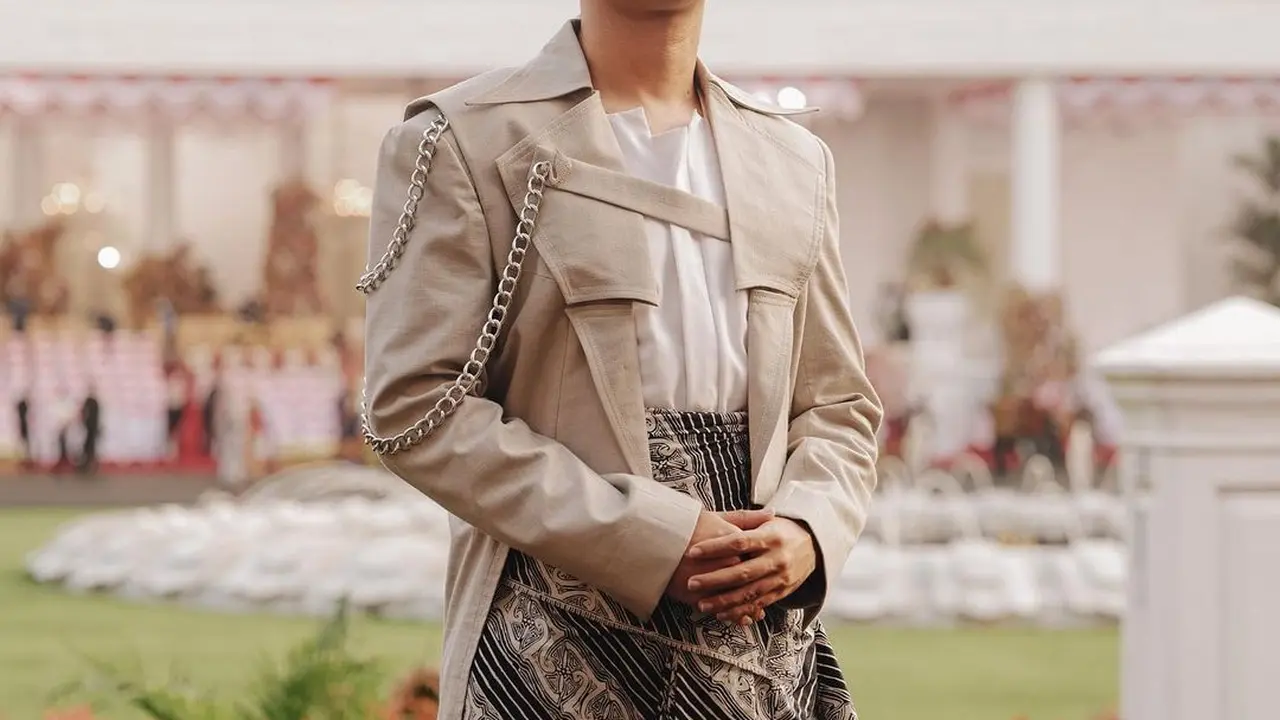 Ketika Vidi Aldiano Konsisten Berbatik Saat Manggung