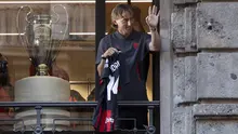 Gelandang asal Kroasia milik AC Milan, Luka Modric, melambaikan tangan kepada para penggemar di Milan, Italia, Senin, 4 Agustus 2025. (Marco Ottico/LaPresse via AP)