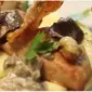 Resep Dada Ayam Saus Jamur, Menu Lezat dan Mengenyangkan untuk Sahur. (dok. screenshot vidio.com/kokiku.tv)