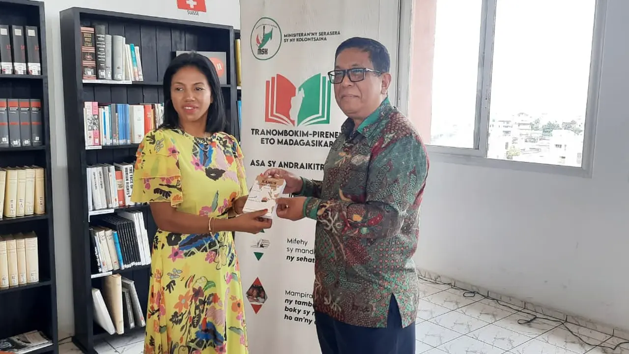 Benny Yan Pieter Siahaan, Kepala Perwakilan RI-Antananarivo (Keppri) beserta Lalatiana Rakotondrazafy Andriatongarivo, Menteri Komunikasi dan Kebudayaan Republik Madagaskar meresmikan Kamus Indonesia-Malagasy.