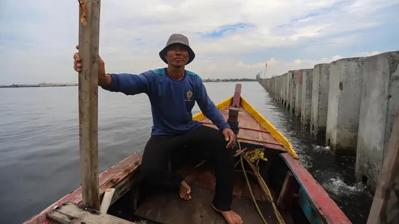 Keberadaan tanggul beton tersebut disebut-sebut mengganggu aktivitas nelayan setempat dalam mencari ikan. (merdeka.com/Arie Basuki)