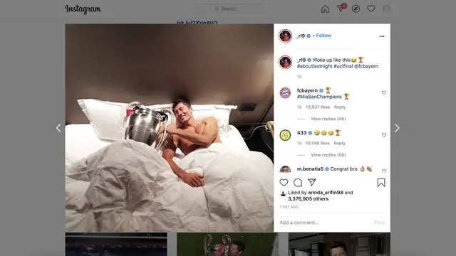 Lewandoski memegang piala Liga Champion