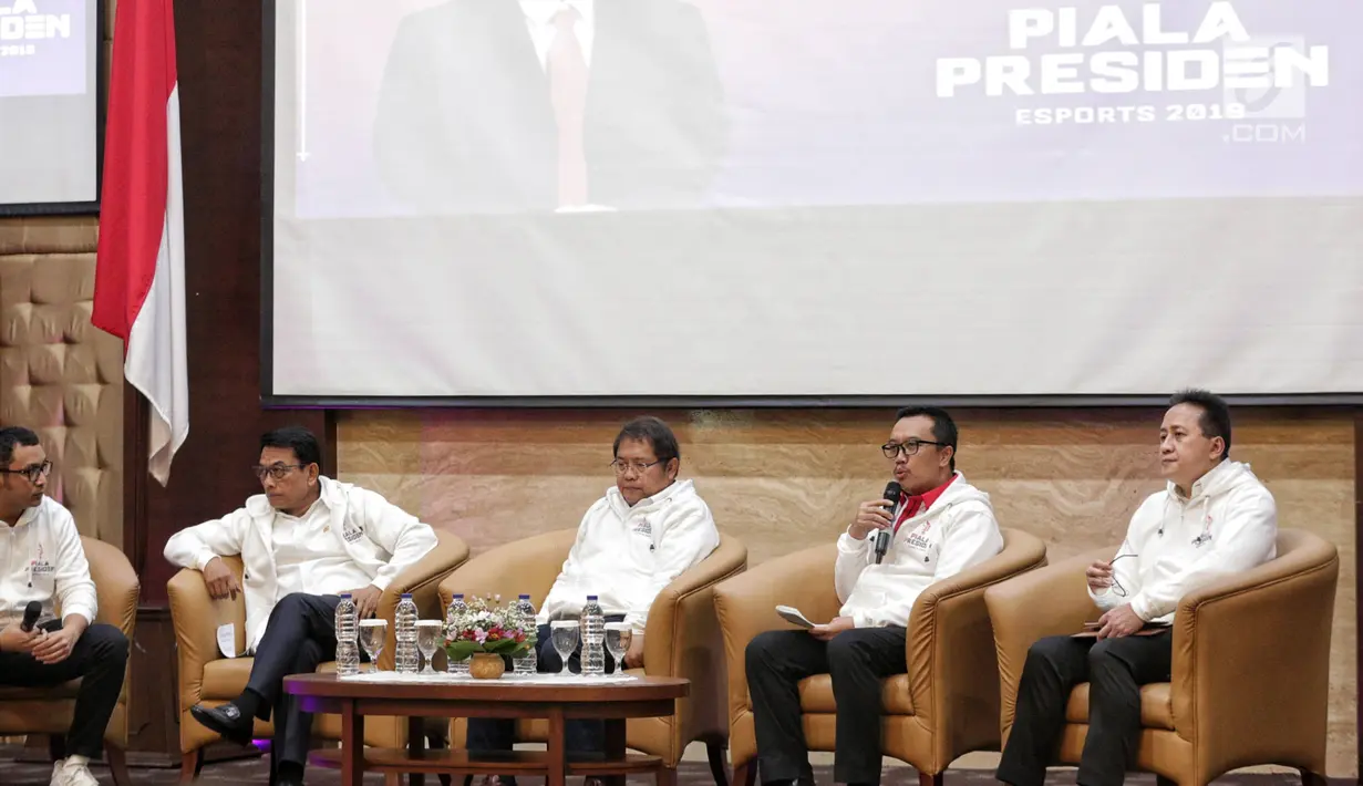 Menpora, Imam Nahrawi (kedua kanan) dalam jumpa pers Turnamen Piala Presiden e-Sports 2019 di Gedung Kementerian Sekretariat Negara, Jakarta, Senin (28/1). Piala Presiden e-Sports resmi digelar Januari sampai Maret 2019. (Liputan6.com/Faizal Fanani)