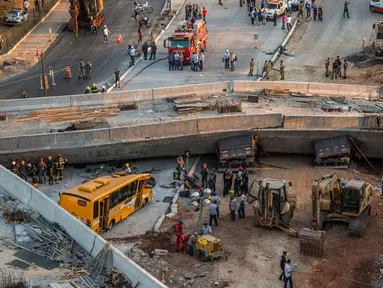 Sebuah jembatan layang yang belum selesai runtuh dan menimpa beberapa kendaraan yang melintas, Belo Horizonte, Brasil, (3/7/2014). (AFP PHOTO/Pedro Duarte)
