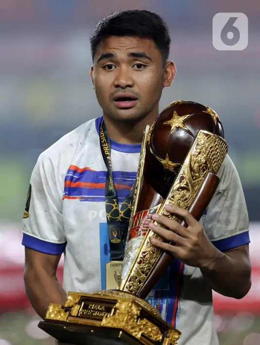 Baru main lima menit, Asnawi Mangkualam dapat tekel horor kala Louise Sibley melakukan gerakan gunting ke kaki kanan bek Timnas Indonesia tersebut. (Liputan6.com/Helmi Fithriansyah)