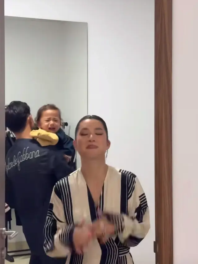 Jennifer Bachdim dan Irfan Bachdim Momong Anak