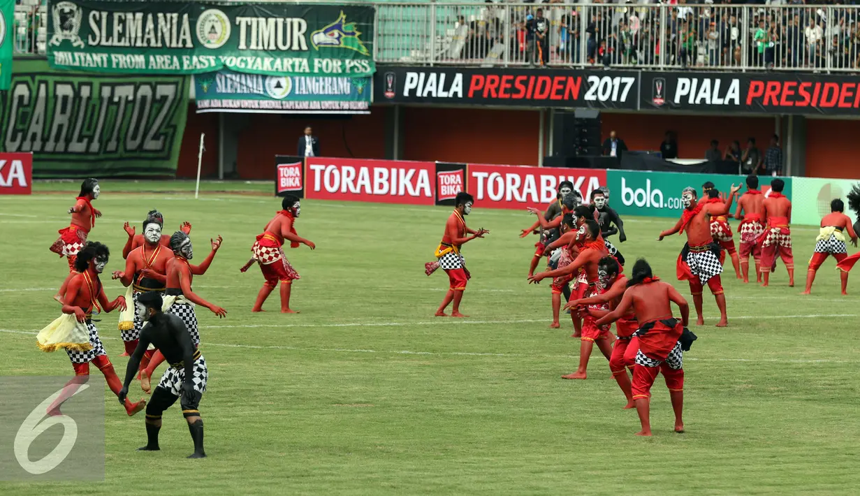 Penari membawakan tarian kontemporer di Stadion Maguwoharjo, Sleman, Sabtu (4/2). 100 penari D.I. Yogyakarta tampil memeriahkan pembukaan Piala Presiden 2017. (Liputan6.com/Helmi Fithriansyah)