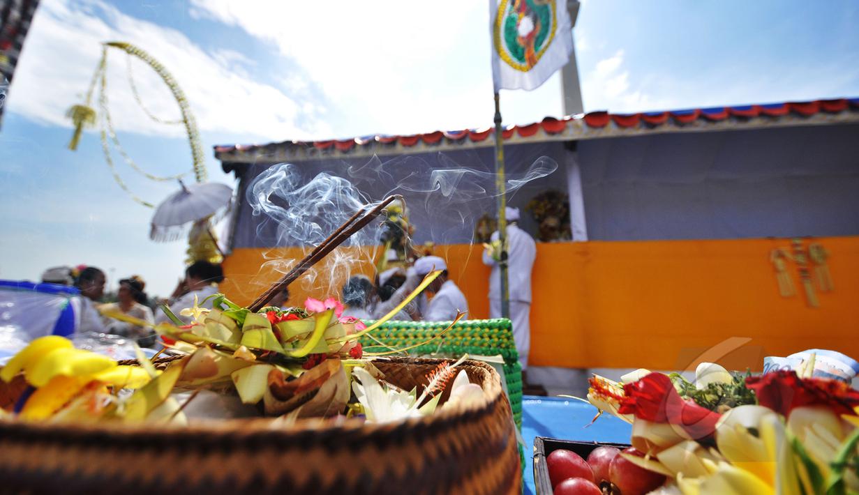 Sejumlah sesajen saat persiapan upacara Tawur Agung Kesanga di Silang Monas, Jakarta, Jumat (20/3/2015). Upacara Tawur Agung Kesanga tersebut untuk membersihkan jagat raya sebelum pelaksanaan Nyepi esok harinya. (Liputan6.com/Faizal Fanani)