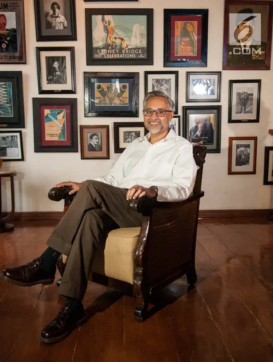 Dubes Inggris Moazzam Malik berpose untuk di foto saat menunggu berbuka puasa di cafe Batavia Museum Fatahilah, Jakarta, Minggu (18/6). (Liputan6.com/Gempur M Surya)