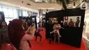 Pengunjung saat pameran foto Membangun Indonesia di Mall Neo Soho, Jakarta, Minggu (10/11/2019). Pameran menampilkan foto-foto jurnalistik mengenai pembangunan Indonesia yang dikerjakan Jokowi-JK selama 5 tahun bekerja dan akan berlangsung hingga 17/11. (Liputan6.com/Angga Yuniar)