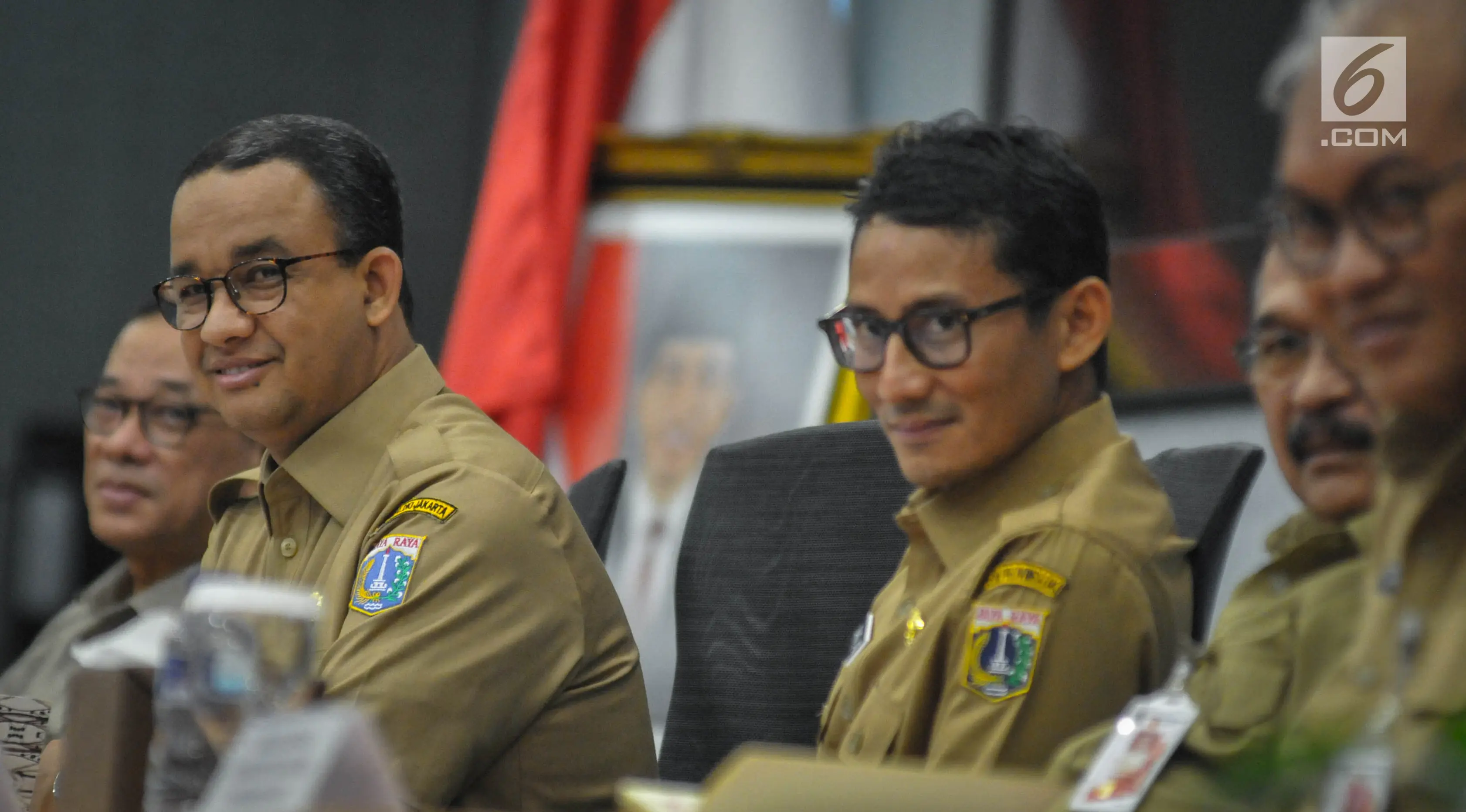 Gubernur dan Wakil Gubernur baru DKI, Anies Baswedan dan Sandiaga Uno bersiap menggelar rapat dengan jajaran pejabat Pemprov DKI Jakarta di Balai Kota, Selasa(17/10). Anies-Sandi tampak necis mengenakan pakaian dinas PNS. (Liputan6.com/Faizal Fanani)