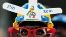 Atribut unik salah satu pendukung asal Afrika Selatan saat menyaksikan laga sepak bola putra antara tim kesayangannya melawan Irak dalam ajang Olimpiade 2016, di Rio de Janeiro, 10 Agustus 2016. (AFP PHOTO/Miguel SCHINCARIOL)