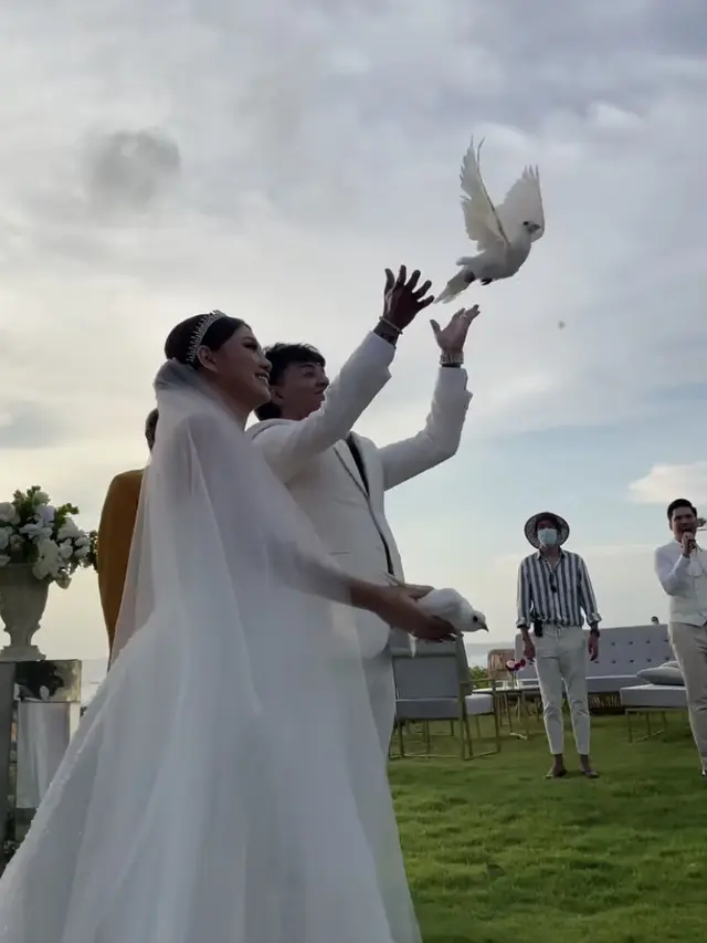 Momen Pernikahan Reza Arap dan Wendy Walters. (Sumber: Instagram/lulalahfah)