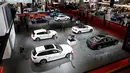 Suasana pameran di Paris Auto Show, Prancis (29/9). Pameran otomotif yang berlangsung pada 1-16 Oktober 2016 ini menghadirkan deretan mobil konsep, terbaru, mewah dan berkelas. (REUTERS/Benoit Tessier)