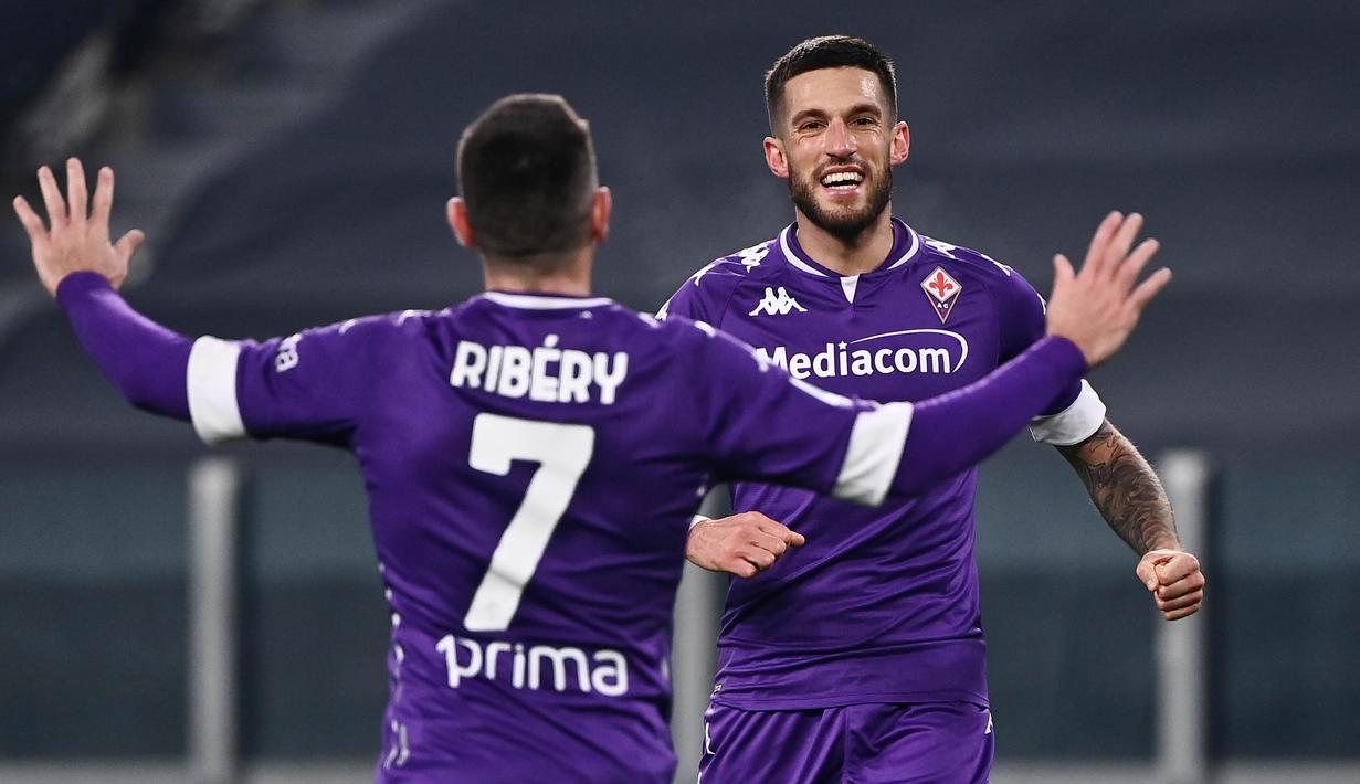 Pemain Fiorentina, Franck Ribery dan Cristiano Biraghi, merayakan gol ke gawang Juventus pada laga Liga Italia di Turin, Rabu (23/12/2020). Fiorentina menang dengan skor 0-3. (Photo by Marco BERTORELLO / AFP)