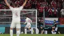 Memasuki babak kedua, Denmark mampu menggandakan keunggulan pada menit ke-59. Memanfaatkan kesalahan lini belakang Rusia, Yusuf Poulusen berhasil memaksa Safanov untuk kedua kalinya memungut bola dari gawangnya. Skor berubah 0-2. (Foto: AP/Pool/Martin Meissner)