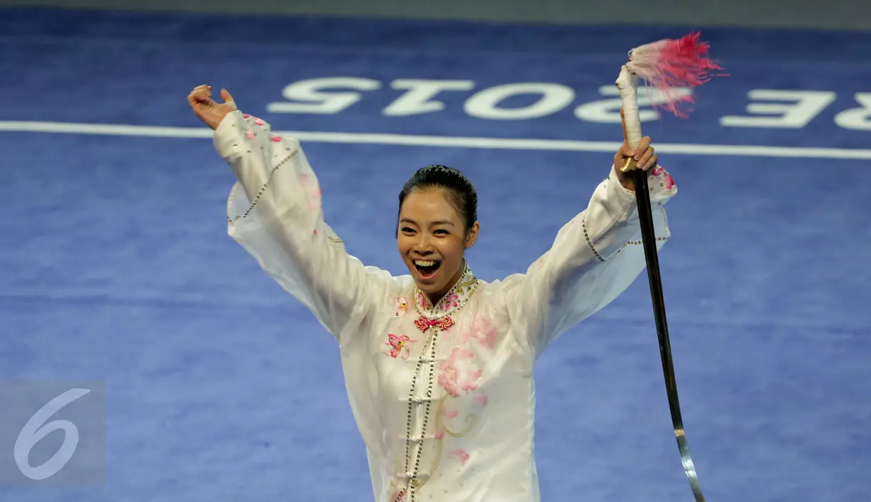 Atlet wushu Indonesia, Lindswell Kwok bersorak usai tampil di nomor pedang TaijiJian SEA Games 2015 di SingaporeExpo, Singapura, Senin (8/6/2015). Lindswell Kwok berhasil meraih medali emas setelah mengumpulkan 9.73 poin. (Liputan6.com/Helmi Fithriansyah)