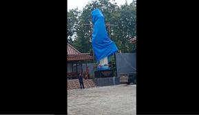 Penutupan patung Bunda Maria di Rumah Doa Sasana Adhi Yacobus di Kulon Progo, Yogyakarta. (Video: Tangkapan layar video di Twitter).