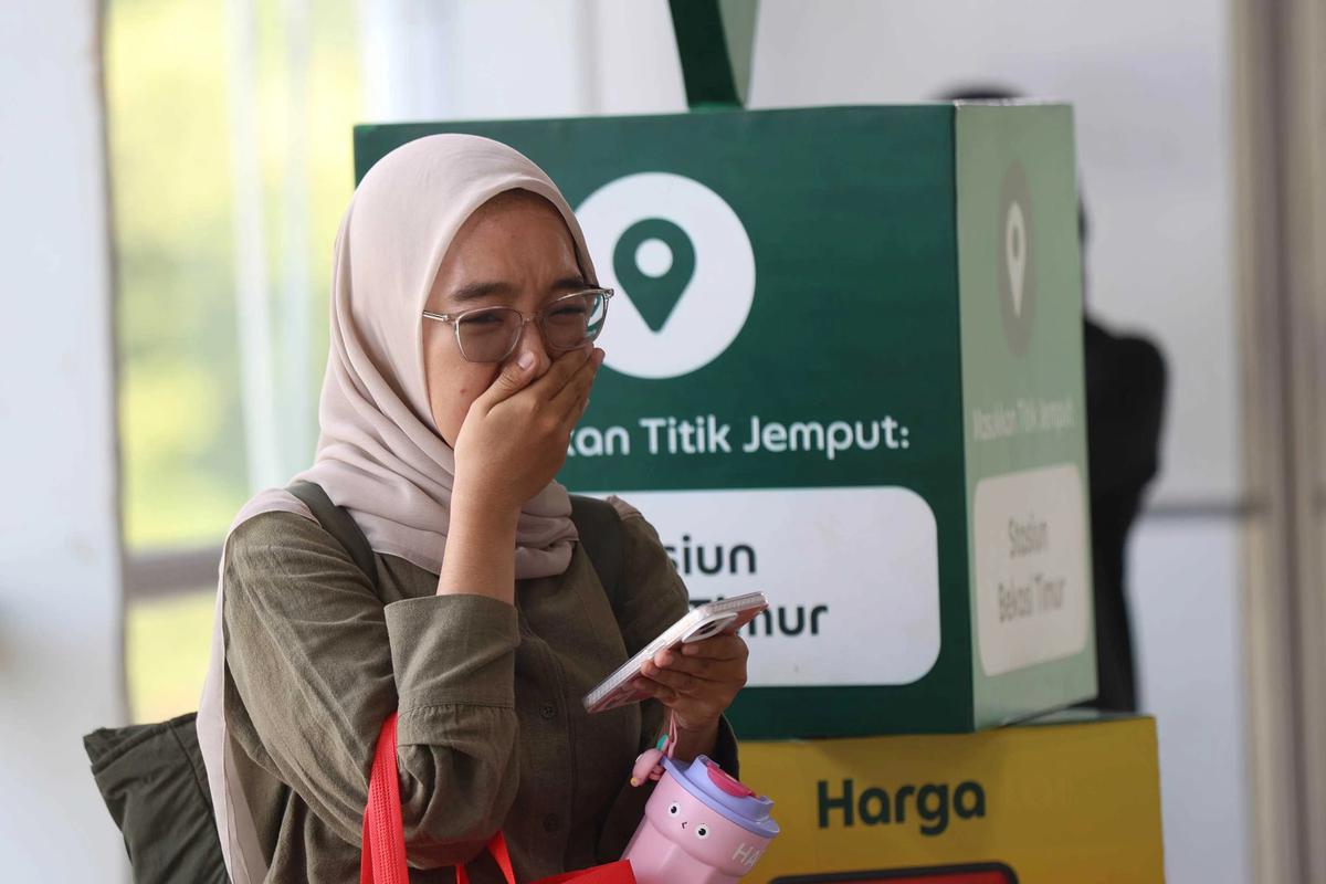 FOTO: Karangan Bunga Berjejer di Stasiun Bekasi Timur Pasca Kecelakaan Kereta