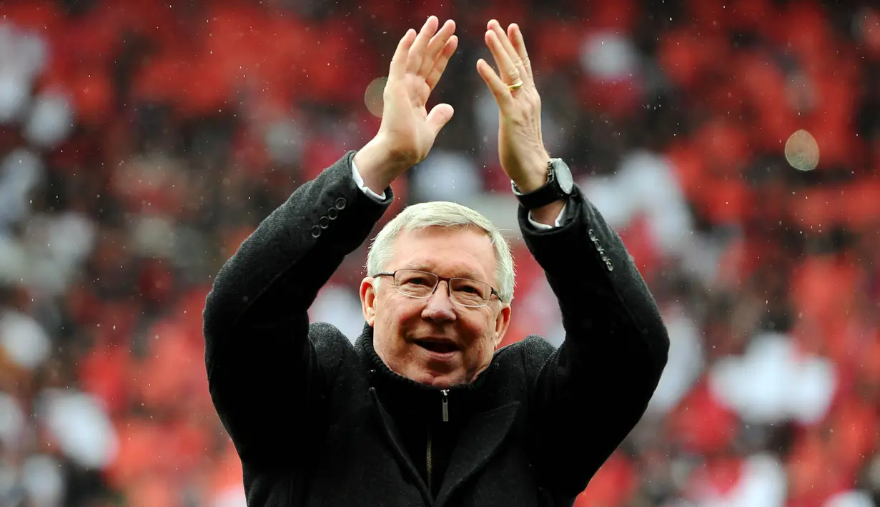 Pelatih Manchester United, Sir Alex Ferguson, menyapa suporter saat melawan Swansea City pada laga Premier League di Stadion Old Trafford (12/5/2013). Pertandingan tersebut sekaligus menjadi momen perpisahan Sir Alex Ferguson bersama Setan Merah. (AFP/Andrew Yates)