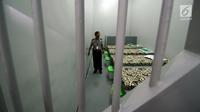 Petugas melihat ruangan di Rumah Tahanan Negara Klas I Jakarta Timur Cabang KPK, Jakarta, Jumat (6/10). Rutan ini luasnya 839,4 meter persegi dengan kapasitas 37 orang dengan dua blok pria dan wanita. (Liputan6.com/Helmi Fithriansyah)