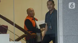 Tersangka Pejabat Pembuat Komitmen Judi Tetrahastoto bersiap menjalani pemeriksaan di Gedung KPK, Jakarta, Kamis (30/1/2020). Judi diperiksa dalam kasus dugaan suap proyek infrastruktur di Dinas PUPR Kabupaten Sidoarjo yang menjerat Bupati Sidoarjo Saiful Ilah. (merdeka.com/Dwi Narwoko)